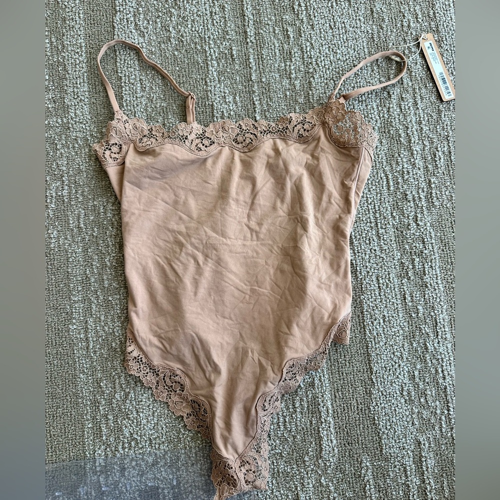 SKIMS fits everybody lace cami bodysuit in color sienna and size small